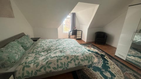 Double room in shared apartment Vacation rental in Hull