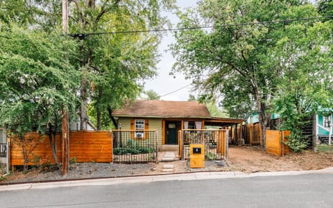 Charming home with patios fireplace and BBQ area House in Austin