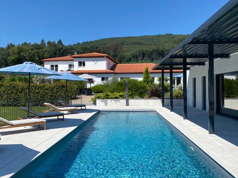 Property building, Day, Mountain view, Swimming pool, sunbed