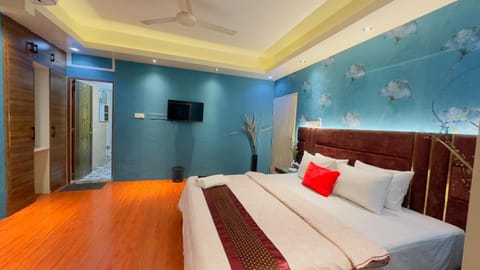 Communal lounge/ TV room, Bed, Bathroom, TV and multimedia, Bedroom, wardrobe