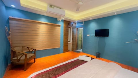 Communal lounge/ TV room, Bathroom, TV and multimedia, Seating area, Public Bath, air conditioner