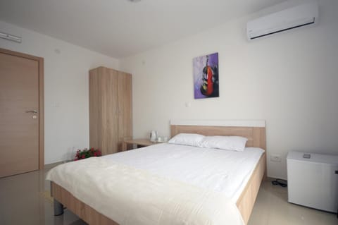 Bed, Photo of the whole room, Bedroom, wardrobe, air conditioner