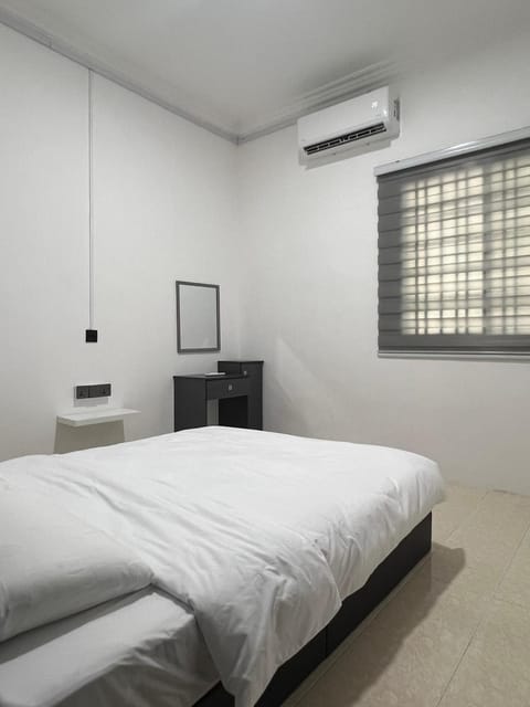 23 Inn Queen Bedroom with share bathroom Hostel in Penang