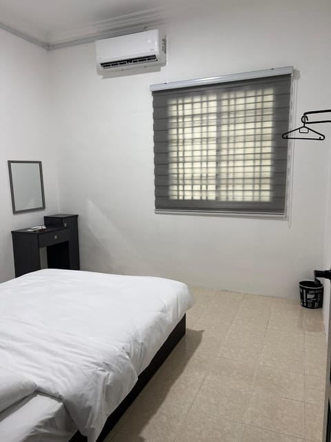 23 Inn Queen Bedroom with share bathroom Hostel in Penang