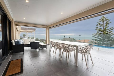 Sun Seeker at Marino - Expansive Luxury Pool Home Moradia in Hallett Cove