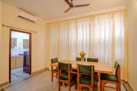 Living room, Seating area, Dining area, air conditioner