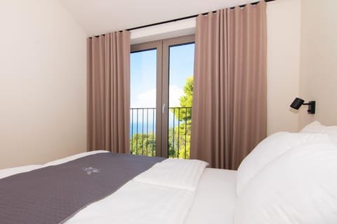 Bed, Natural landscape, View (from property/room), Balcony/Terrace, Photo of the whole room, Bedroom
