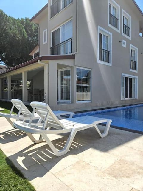 Luxurious Triplex 5-BR Villa w Pool, Beach Access Villa in İzmir Province