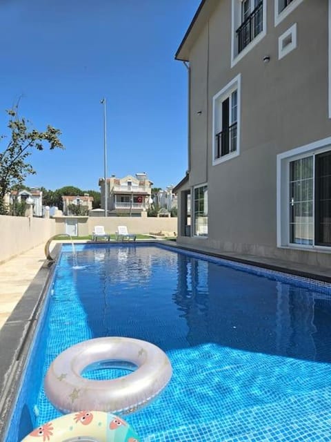 Luxurious Triplex 5-BR Villa w Pool, Beach Access Villa in İzmir Province