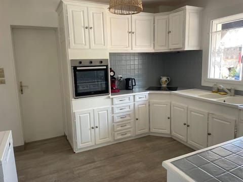 Kitchen or kitchenette, dishwasher, oven