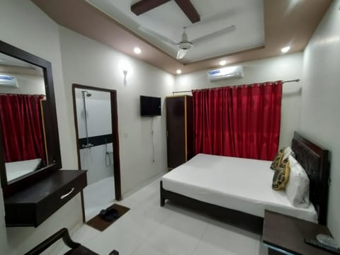 Bed, TV and multimedia, Photo of the whole room, Seating area, Bedroom, wardrobe, air conditioner