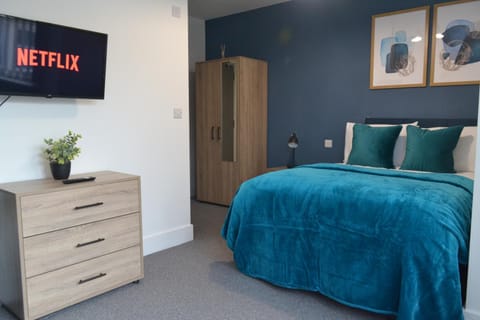 Bed, TV and multimedia, wardrobe