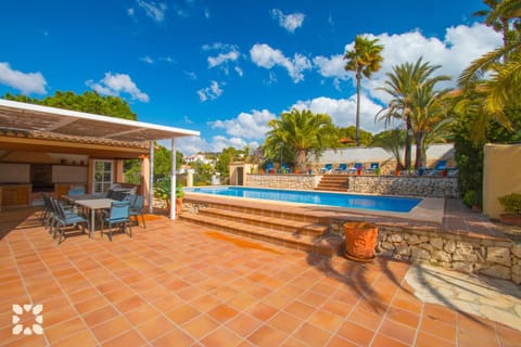 Property building, Patio, Day, Pool view, Swimming pool, sunbed