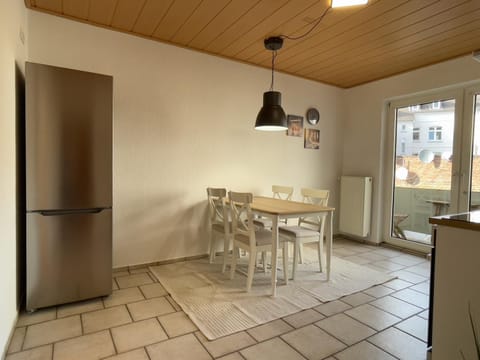 Kitchen or kitchenette, Dining area, oven