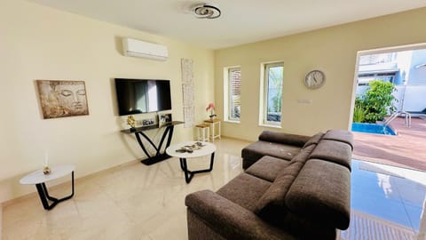 Communal lounge/ TV room, TV and multimedia, Living room, Seating area, air conditioner