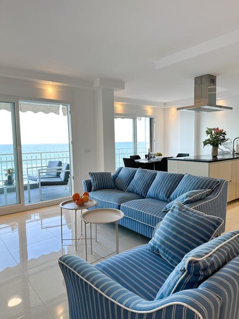 Natural landscape, Balcony/Terrace, Kitchen or kitchenette, Living room, Seating area, Dining area, Sea view