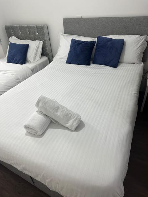 Bed, Photo of the whole room, Bedroom, towels