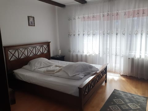 Pensiunea CAPRA CU TREI IEZI Bed and Breakfast in Bran