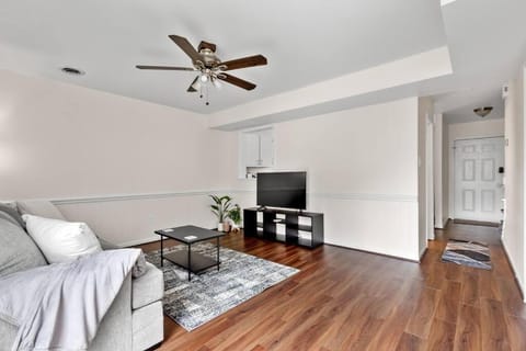 TV and multimedia, Living room, Photo of the whole room, Seating area