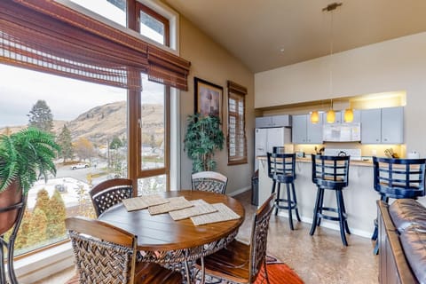 Chelan Resort Suites: The Penthouse Suite (#412) Apartment in Chelan (In Town)