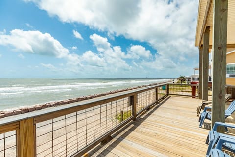 Front Row Water Views Galore & Chic Coastal Decor House in Surfside Beach