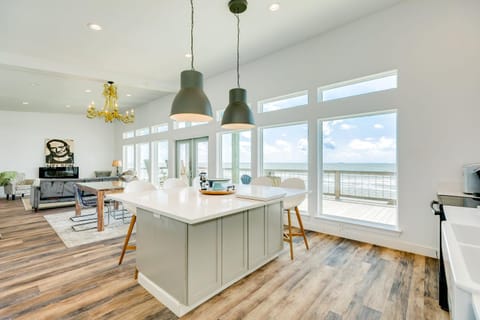 Front Row Water Views Galore & Chic Coastal Decor House in Surfside Beach