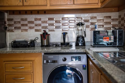 Coffee/tea facilities, stove, toaster, washing machine, kitchen