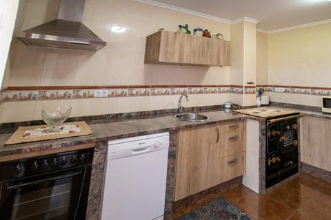 Kitchen or kitchenette, dishwasher, minibar, oven, pet friendly, stove, toaster