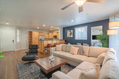 Luxurious 3BD - Gym, W-D, Parking - Sleeps 8 Apartment in Tempe