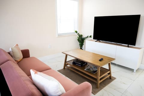 Communal lounge/ TV room, TV and multimedia, Living room, Seating area, Evening entertainment