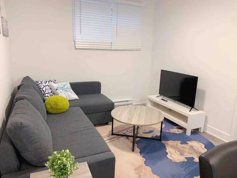 Lovely Cozy Getaway with Free Parking Included Apartamento in Brossard