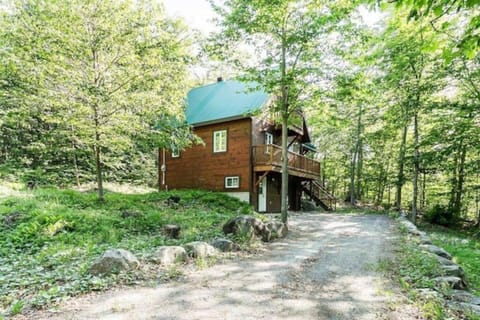 Rustic nature retreat with Hot Tub House in Morin-Heights