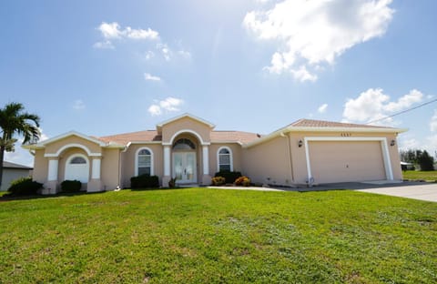 Cozy, Inviting, Modern Cape Coral Home with Pool - Sunkissed Coconut House in North Fort Myers