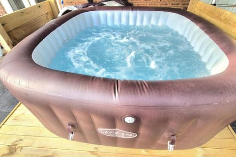 Pool, drinks and a hot tub! House in Northampton