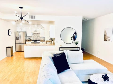 Santa Monica Bliss - 2BR Perfect for Beach Getaway! Apartment in Santa Monica