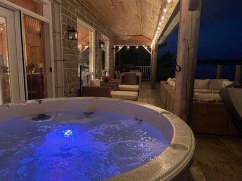 Lion's Den Luxury Waterfront Oasis W Hot Tub Casa in Lion's Head