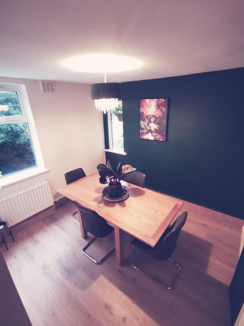 Entire 1 bed spacious apartment, private balcony & study room near city Apartment in Belfast