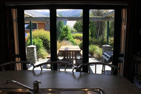 Popular Family and Pet friendly Modern Cosy Bach WiFi House in Hanmer Springs