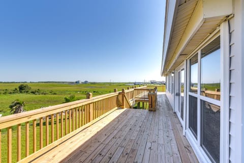 Crystal Beach Home with Large Deck and Bay Views! House in Bolivar Peninsula