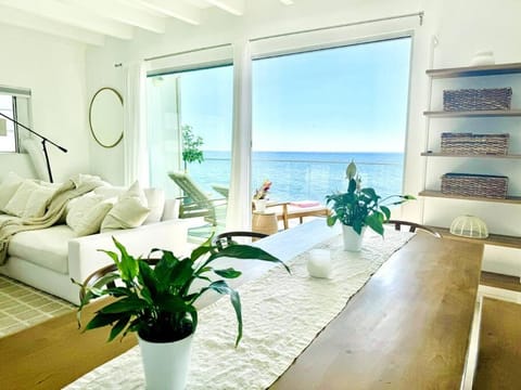 Oceanfront Retreat Sandy Toes Oasis Apartment in Malibu