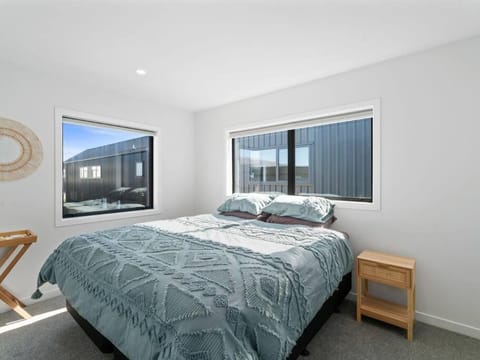 Parkside Views - Wanaka Holiday Home House in Wanaka