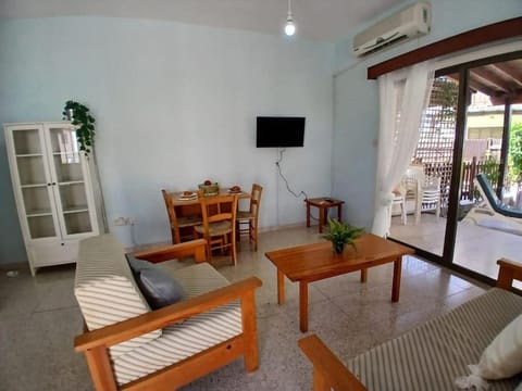 Cosy and traditional beach house Apartment in Larnaca