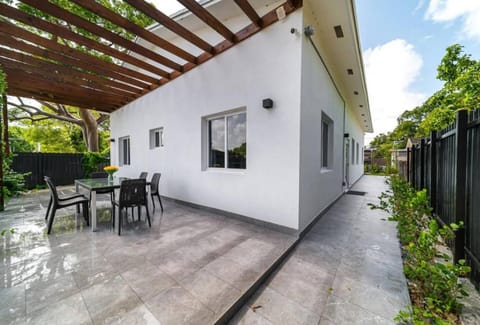 Charming Home With Pool & Jacuzzi House in Hallandale Beach