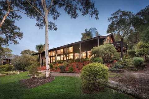 Property building, Day, Natural landscape, Garden, Garden view