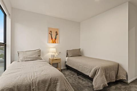 City Lights and Cozy Nights - 2BR Home House in Auckland