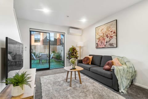 Chic 2-BR Haven with Relaxing Patio and Modern House in Auckland