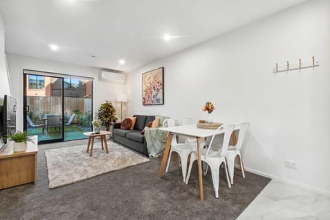 Chic 2-BR Haven with Relaxing Patio and Modern House in Auckland