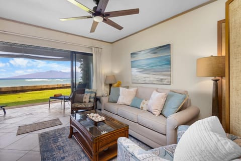 Patio, Day, Living room, Sea view