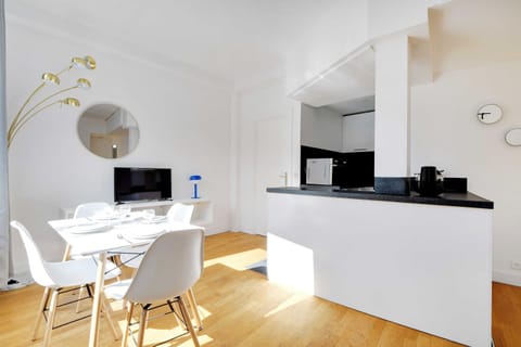 Facade/entrance, TV and multimedia, Kitchen or kitchenette, Dining area