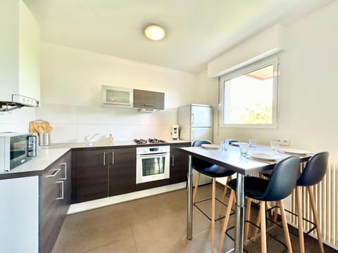 Kitchen or kitchenette, Dining area, dishwasher, minibar, oven, pet friendly, stove, toaster